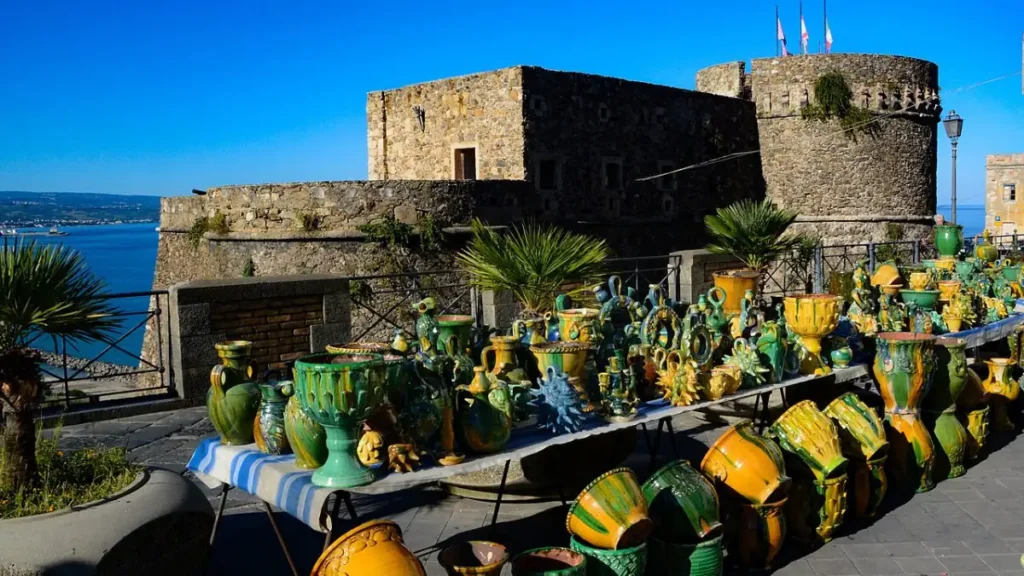 Manufatti e maschere in ceramica di Seminara esposti durante la fiera di Ognissanti al Castello Aragonese di Pizzo Calabro.