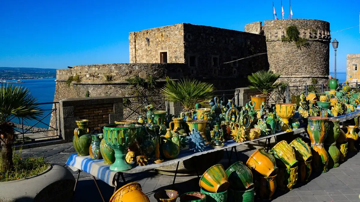 Manufatti e maschere in ceramica di Seminara esposti durante la fiera di Ognissanti al Castello Aragonese di Pizzo Calabro.