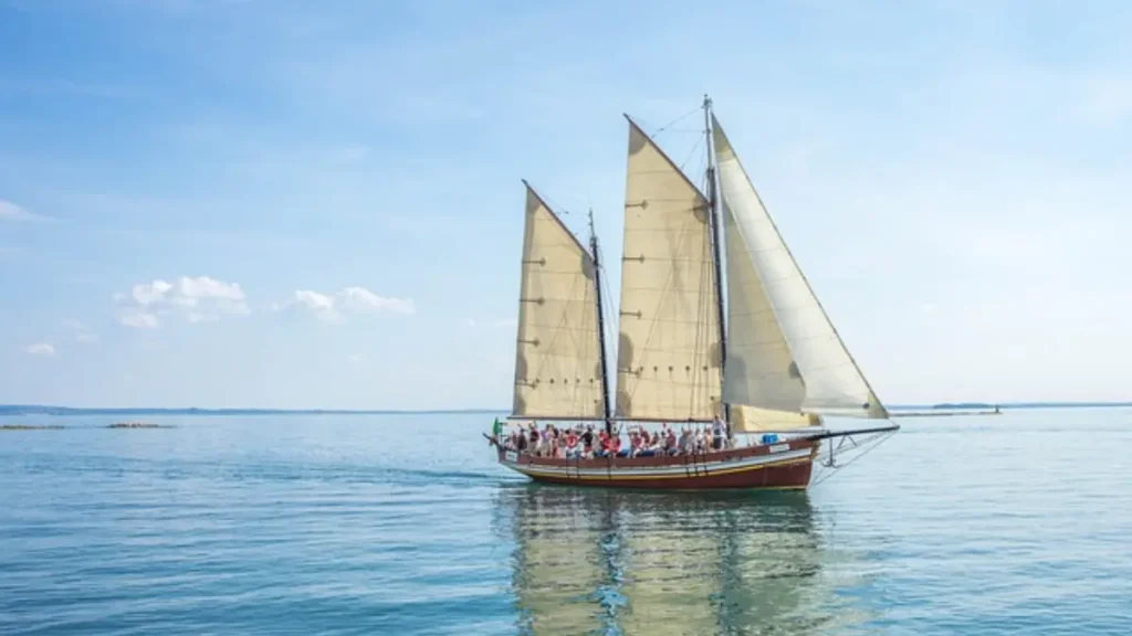 Un veliero che naviga a vela sul mare calmo