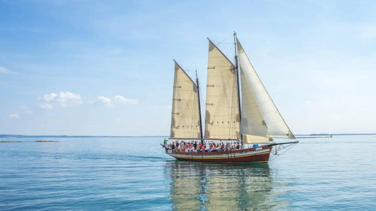 Un veliero che naviga a vela sul mare calmo