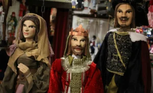 Marionette artigianali in legno Tre marionette artigianali in legno mosse da fili e bilancino in una bottega