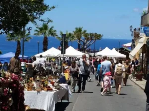 Tropea – Mercatini estivi nel rione Santa Margherita Bancarelle dei mercatini estivi serali nel caratteristico rione di Santa Margherita a Tropea.