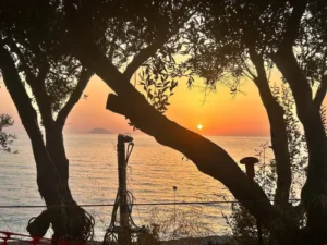 Tropea – Tramonto sulle Isole Eolie e Stromboli Spettacolare tramonto sul mare visto da un balcone di Tropea con il profilo dell'isola di Stromboli in lontananza.