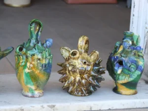 Tre piccoli vasi tradizionali in ceramica di Seminara Tre piccoli vasi in ceramica di Seminara finemente lavorati con i caratteristici colori e motivi della tradizione artigianale locale.