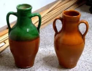 Vasi in ceramica calabrese a bocca larga con manici Coppia di vasi in ceramica calabrese a forma di anfora con manici e bocca larga, decorati essenzialmente con tocchi di colore sul collo.