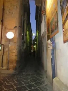 Tropea – Viuzza del Centro Storico Scorcio verticale di una caratteristica viuzza del centro storico di Tropea