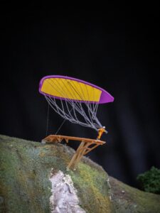 Decollo del deltaplano dalla collina Un pilota con deltaplano pronto a lanciarsi in volo da un trampolino sulla cima di una collina.