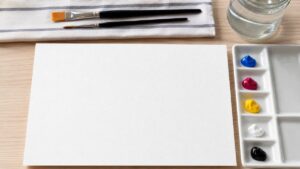 Materiale necessario per dipingere con i colori a tempera: tubetti, tavolozza, pennelli e carta ad alto spessore.