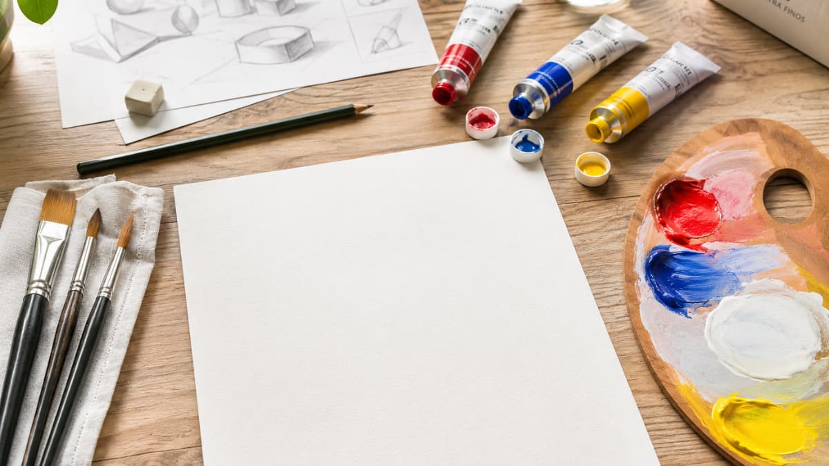 Set da pittura con tubetti di colori a tempera, pennelli e foglio da disegno per principianti.