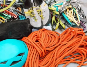 Attrezzatura di base per l'alpinismo con caschetto di protezione, corde e scarpette.