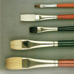 Vari tipi e forme di pennelli per pittura ad olio: quadrato piccolo di martora rossa, piatto sintetico, quadrato di martora rossa, a forma di lingua di gatto, piatto di setola