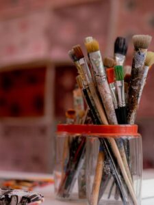 Come conservare i pennelli dopo l'uso Pennelli per pittura acrilica puliti e conservati in un barattolo di vetro