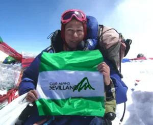 Ritratto dell'alpinista Lina Quesada sulla cima del Monte Everest, nel giorno della sua conquista.