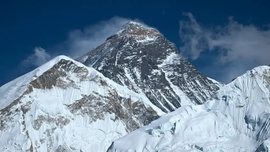 Vista panoramica della parete sud del Monte Everest dalla cresta del monte Pumori in Nepal.