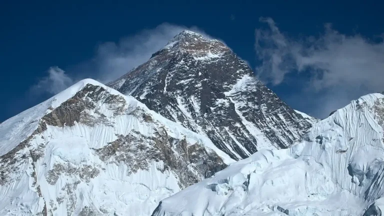 Vista panoramica della parete sud del Monte Everest dalla cresta del monte Pumori in Nepal.