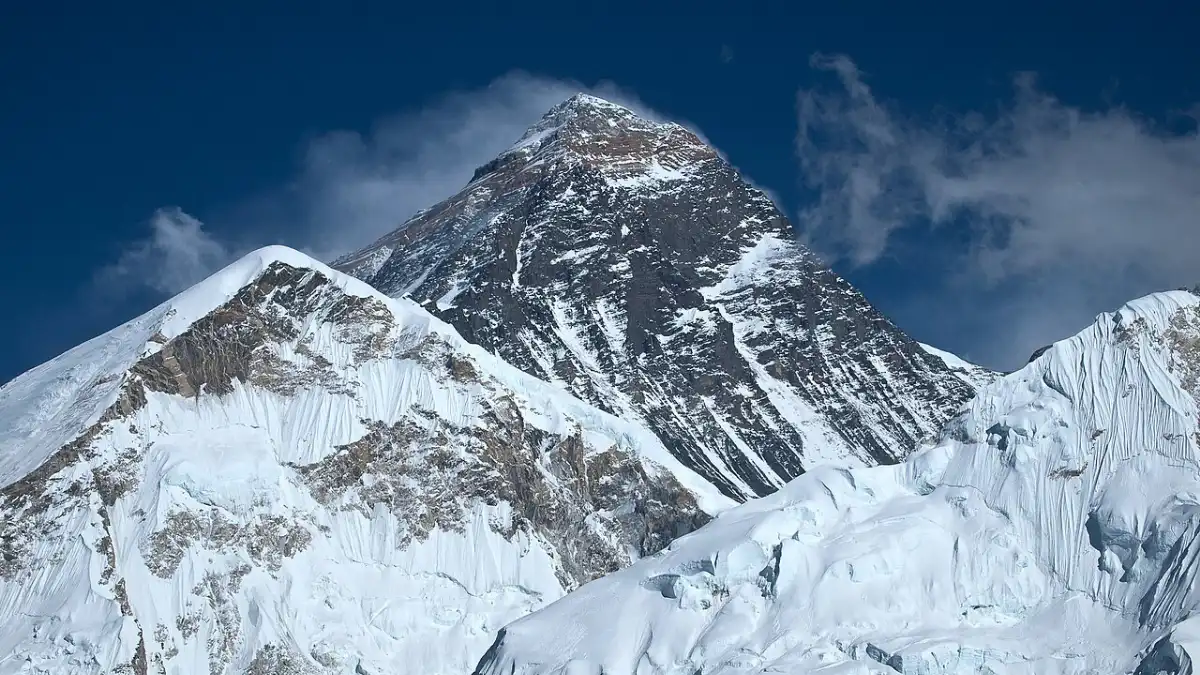 Vista panoramica della parete sud del Monte Everest dalla cresta del monte Pumori in Nepal.
