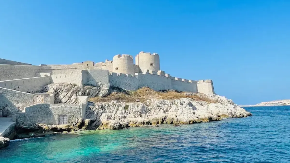 La fortezza del Castello d'If circondata dal mare a Marsiglia, luogo di prigionia de Il Conte di Montecristo.