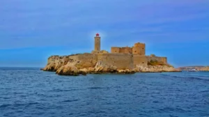 Vista dettagliata della fortezza del Castello d'If a Marsiglia per la visita turistica.