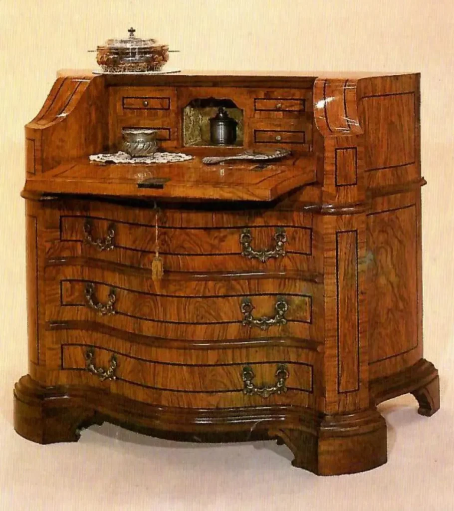 Bureau in stile 700 veneziano in legno d'olivo lastronato ditta Cava Cerea Verona.