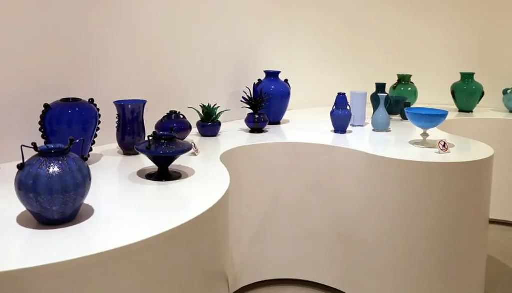 Interno del Museo del Vetro di Murano a Palazzo Giustinian con collezione di vetri del XX secolo