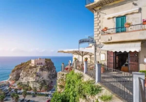 Scorcio panoramico da una terrazza di Tropea Superiore con vista sul Santuario di Santa Maria dell'Isola.