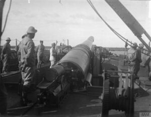 Cannone italiano sul Piave - Grande Guerra Cannone italiano montato su un monitore durante la battaglia del Piave nel giugno 1918.