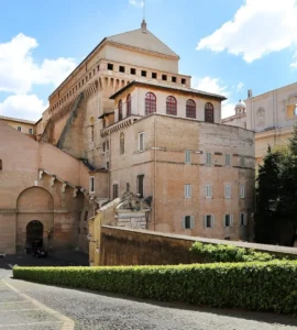 Vista panoramica dell'edificio della Cappella Sistina dai Giardini Vaticani Esterno della Cappella Sistina vista dai Giardini Vaticani a Roma