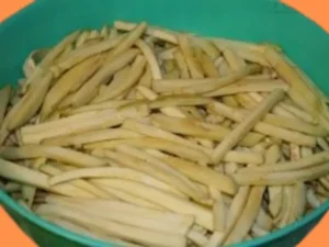 Melanzane a listarelle per conserva calabrese Melanzane sbucciate e tagliate a listarelle sottili in un recipiente per la salatura.
