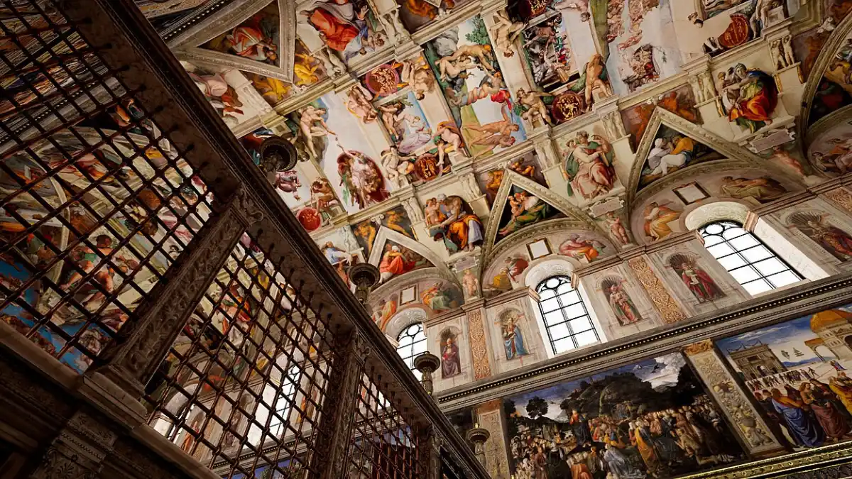 Volta della Cappella Sistina affrescata da Michelangelo vista dalla transenna nei Musei Vaticani