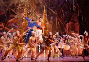 Attori sul palco durante lo spettacolo del musical Aladdin a New York Attori sul palco durante lo spettacolo del musical Aladdin a New York