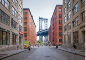 Il Manhattan Bridge incorniciato dagli edifici in mattoni rossi a DUMBO Brooklyn Cosa vedere a New York: lo scorcio del Manhattan Bridge da Washington Street nel quartiere DUMBO a Brooklyn