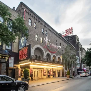 Insegna del musical Moulin Rouge nel Theater District a New York Cosa vedere a New York: l'insegna luminosa del musical Moulin Rouge a Broadway