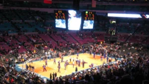 Interno del Madison Square Garden durante una partita di basket NBA a New York Cosa vedere a New York: assistere a una partita di basket NBA dal vivo nello stadio