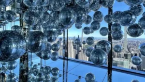 Installazione Air con palloncini d'argento al SUMMIT One Vanderbilt New York Cosa vedere a New York: la stanza piena di palloncini d'argento al SUMMIT One Vanderbilt