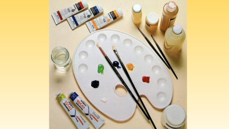Tavolozza da pittura con pennelli e tubetti di colori acrilici