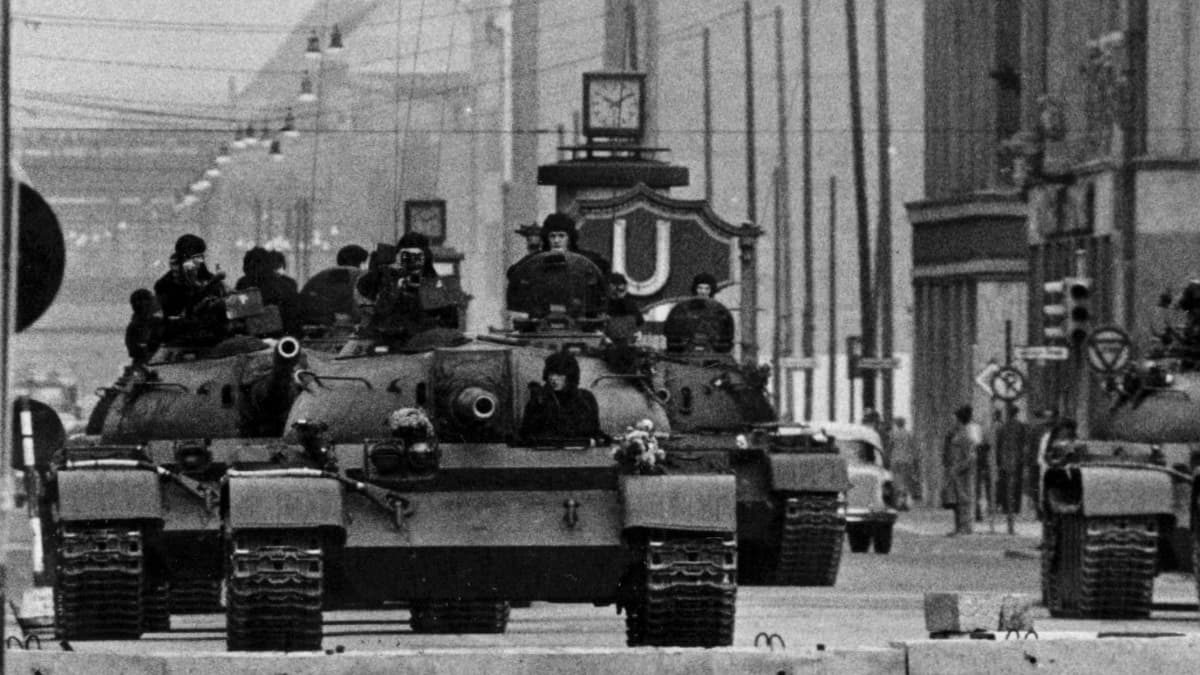 Carri armati sovietici al Checkpoint Charlie a Berlino nel 1961